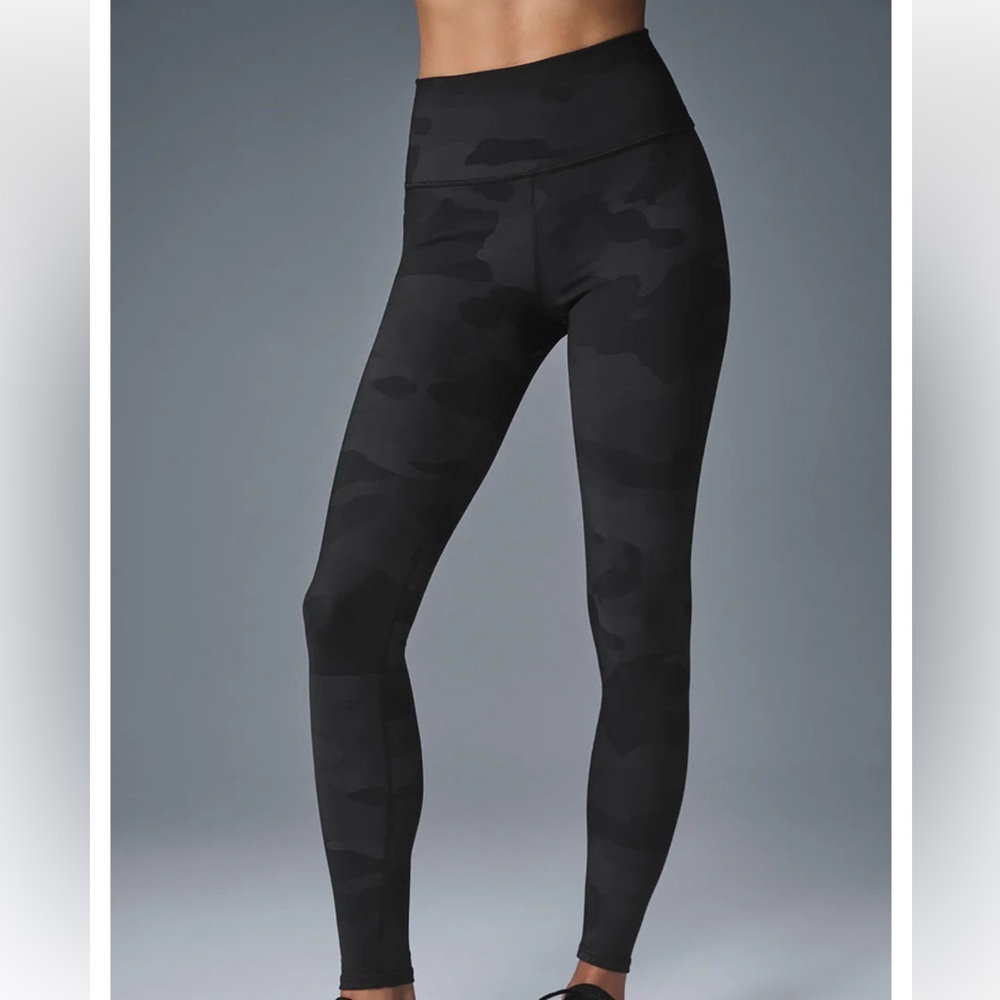 Woman Alo High-Waist black Camo Vapor Leggings size small S 4/6 yoga